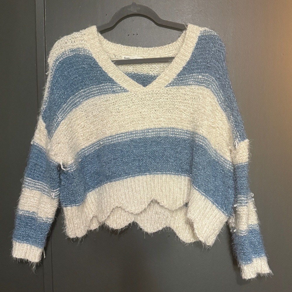 Darling cropped Knit dusty blue &white top!